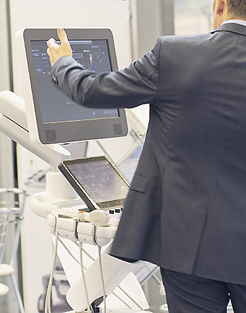 医療機器のデモ機を披露する営業